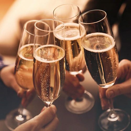 Silvesterglamour Angebot Hotel habicher hof Sektgläser anstoßen