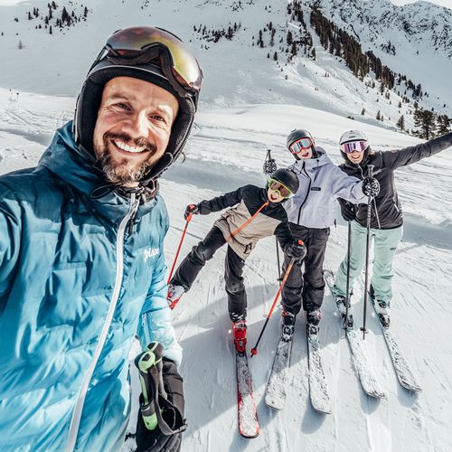 Happy Family Wochen Angebot Hotel habicher hof Skifahrer-Familie in Hochoetz