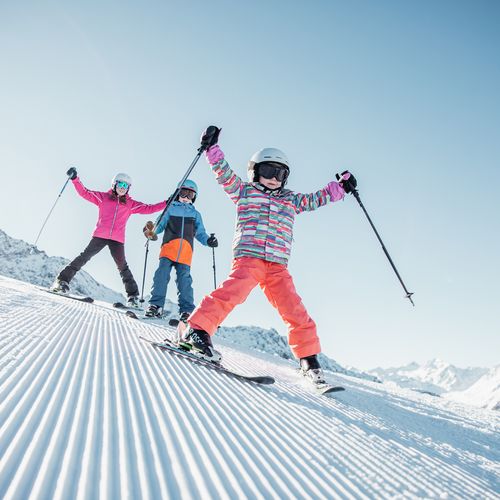 Happy Family Wochen Kinder Skifahren Hochoetz